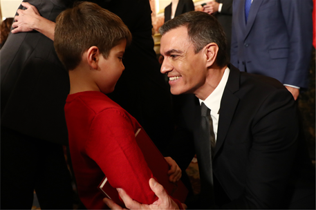 6/12/2023. Pedro Sánchez saluda a un niño invitado al acto del 45º aniversario de la Constitución
