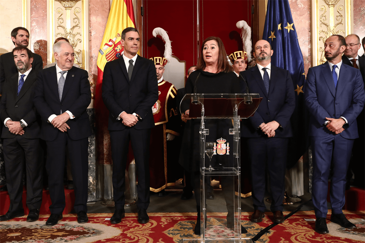 Pedro Sánchez junto a Francina Armengol durante el discurso de la presidenta del Congreso en el acto del 45º aniversario de la Constitución (Foto: Fernando Calvo). Pedro Sánchez junto a Francina Armengol durante el discurso de la presidenta del Congreso en el acto del 45º aniversario de la Constitución (Foto: Fernando Calvo).