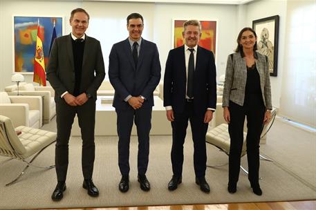 7/02/2023. Pedro Sánchez se reúne con el presidente ejecutivo del Grupo Volkswagen y el presidente de SEAT. El presidente del Gobierno, Pedr...