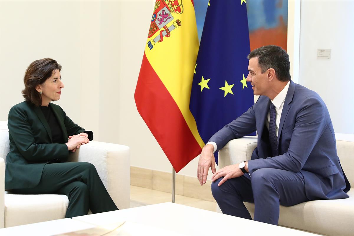 7/06/2023. Pedro Sánchez mantiene un encuentro con la secretaria de Comercio de EE.UU., Gina Raimondo. El presidente del Gobierno, Pedro Sán...