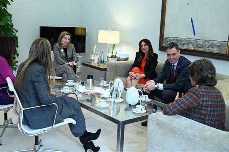 8/03/2023. Sánchez mantiene un encuentro con mujeres directivas. El presidente del Gobierno, Pedro Sánchez, junto a un grupo de mujeres dire...