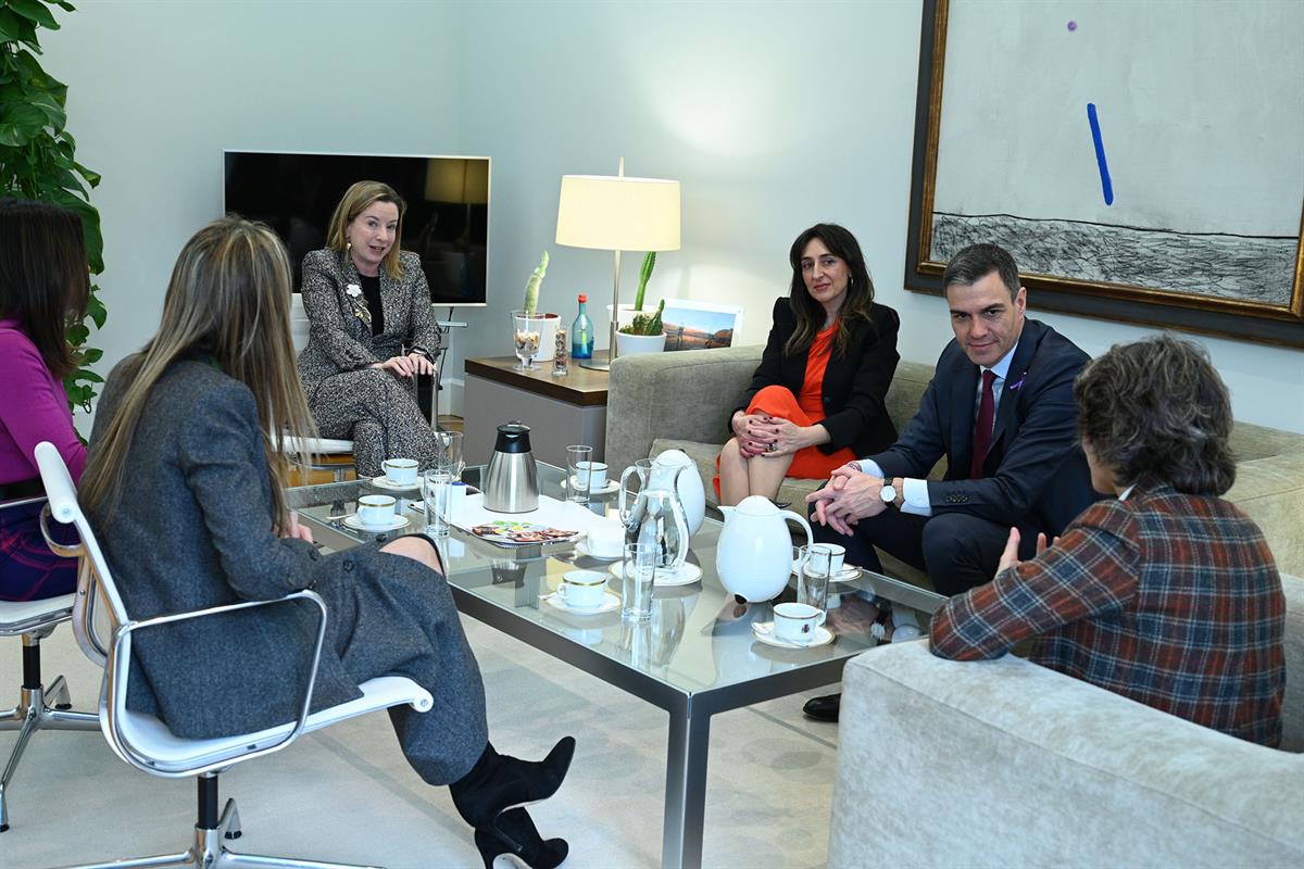 8/03/2023. Sánchez mantiene un encuentro con mujeres directivas. El presidente del Gobierno, Pedro Sánchez, junto a un grupo de mujeres dire...