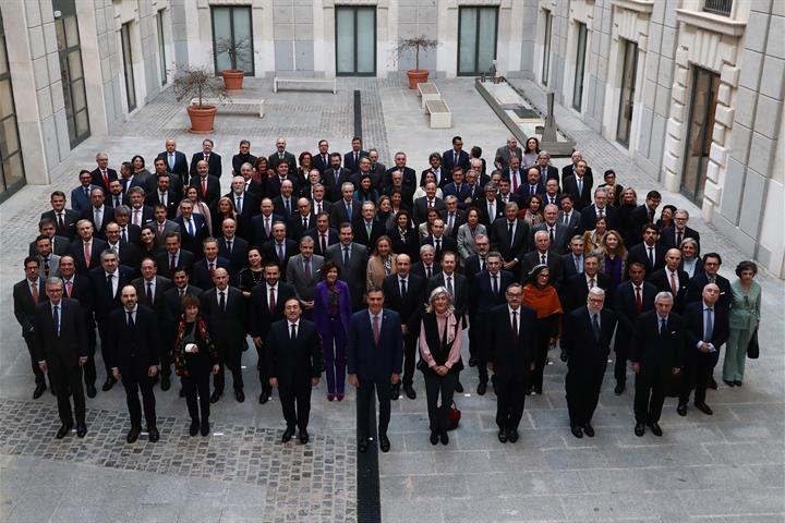 El presidente del Gobierno, Pedro Sánchez, en la fotografía de familia con los asistentes a la VII Conferencia de Embajadores.
