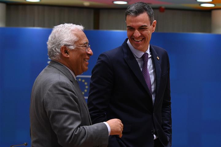 El presidente del Gobierno, Pedro Sánchez, conversa con el primer ministro de Portugal, António Costa.