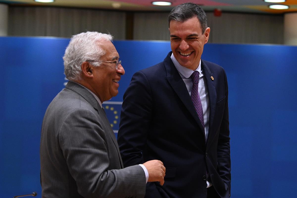 9/02/2023. Pedro Sánchez participa en la reunión del Consejo Europeo. El presidente del Gobierno, Pedro Sánchez, conversa con el primer mini...
