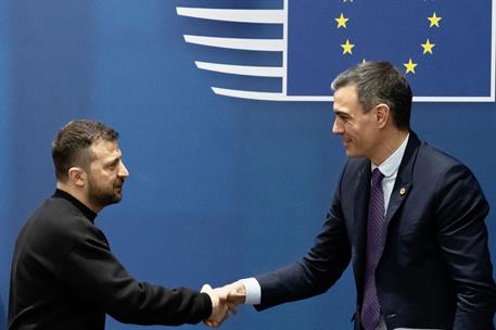 9/02/2023. Pedro Sánchez participa en la reunión del Consejo Europeo. El presidente del Gobierno, Pedro Sánchez, saluda al presidente de Ucr...