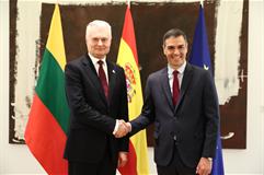 El presidente del Gobierno, Pedro Sánchez, y el presidente de Lituania, Gitanas Nausėda, en La Moncloa