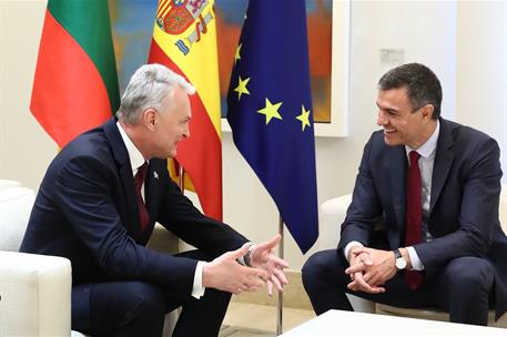 10/05/2023. Pedro S&#225;nchez recibe al presidente de Lituania, Gitanas Nausėda. S&#225;nchez y Nausėda conversan durante su encuentro en La Moncloa