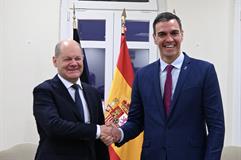 El presidente del Gobierno en funciones, Pedro Sánchez, y el canciller federal de Alemania, Olaf Scholz