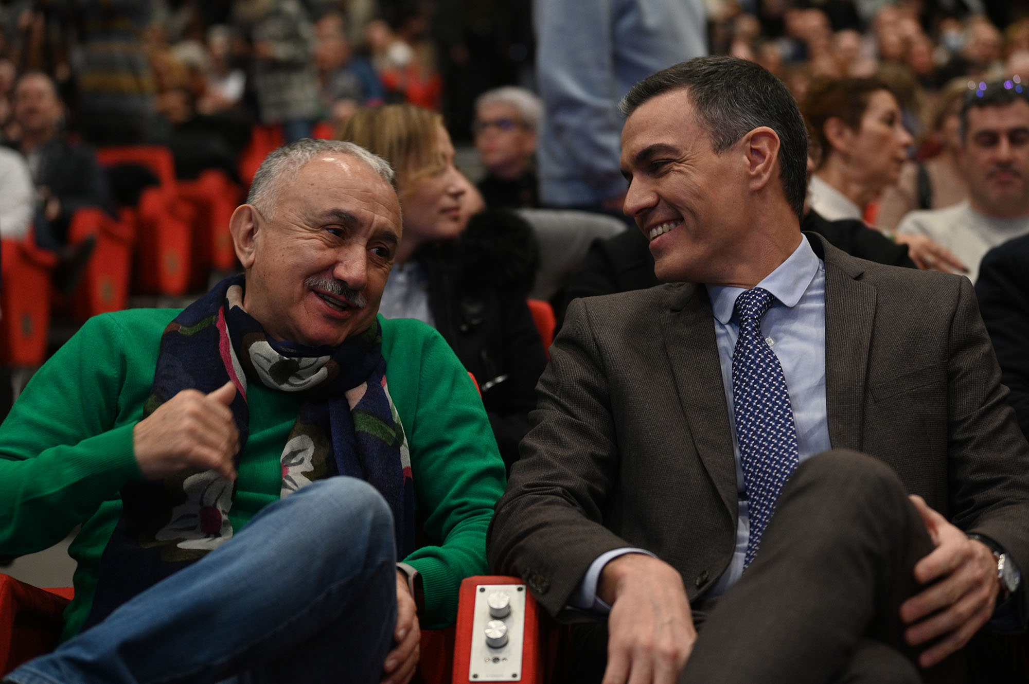 El presidente del Gobierno, Pedro Sánchez, conversa con el secretario general de UGT, Pepe Álvarez.