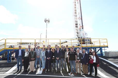 11/03/2023. Pedro Sánchez visita la base de lanzamiento de la empresa PLD Space. Foto de familia de la visita del presidente del Gobierno, P...