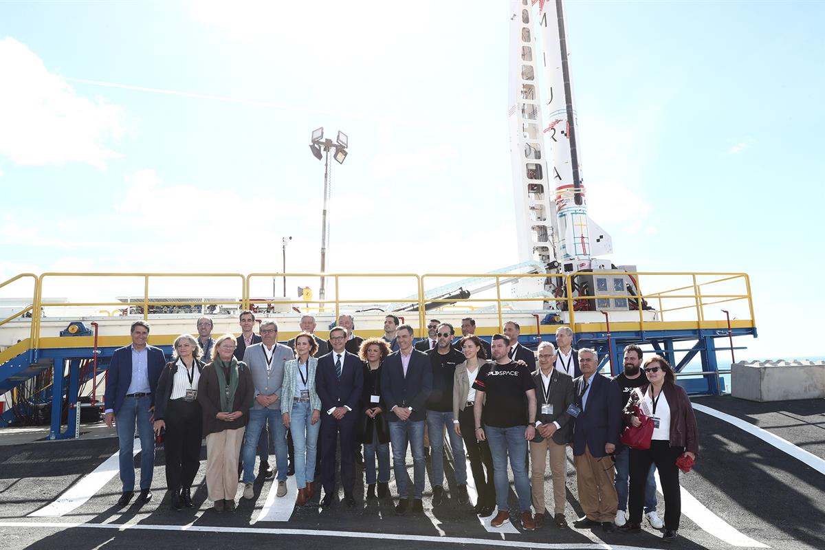 11/03/2023. Pedro Sánchez visita la base de lanzamiento de la empresa PLD Space. Foto de familia de la visita del presidente del Gobierno, P... 11/03/2023. Pedro Sánchez visita la base de lanzamiento de la empresa PLD Space. Foto de familia de la visita del presidente del Gobierno, P...