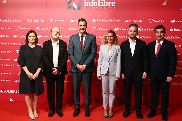 Foto de familia durante el acto del aniversario de Infolibre