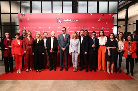 11/04/2023. Pedro S&#225;nchez interviene en el acto del X aniversario del diario digital &#39;InfoLibre&#39;. Foto de familia en el acto del X aniversar...