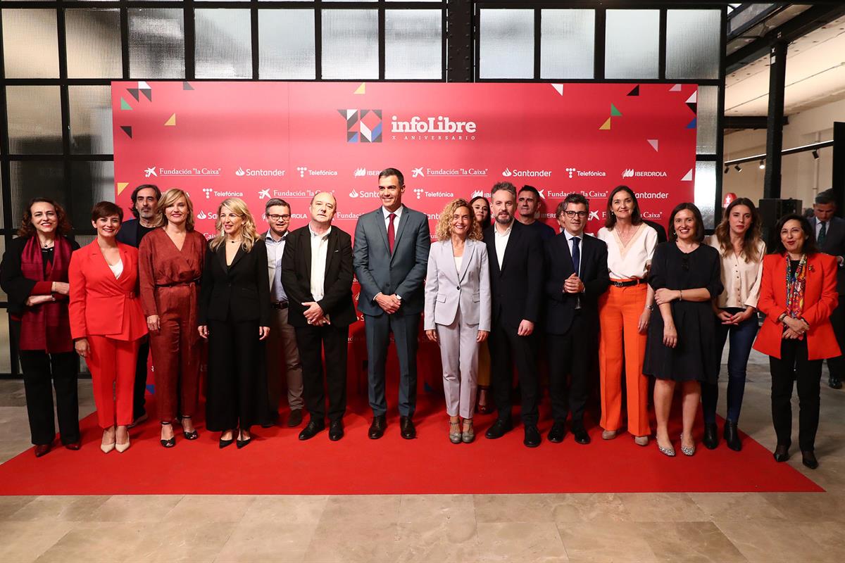 11/04/2023. Pedro Sánchez interviene en el acto del X aniversario del diario digital 'InfoLibre'. Foto de familia en el acto del X aniversar...