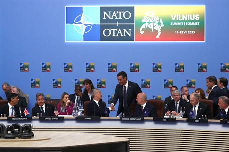 12/07/2023. Pedro S&#225;nchez participa en la Cumbre de la OTAN celebrada en Lituania. El presidente del Gobierno saluda al secretario general d...