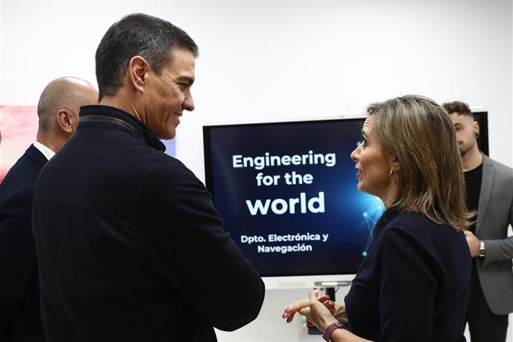 El presidente del Gobierno, Pedro Sánchez, durante su visita a las instalaciones de la empresa Skylife Engineering