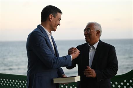 14/03/2023. Pedro Sánchez visita con António Costa la Casa-Museo de José Saramago. El presidente del Gobierno, Pedro Sánchez, y el primer mi...