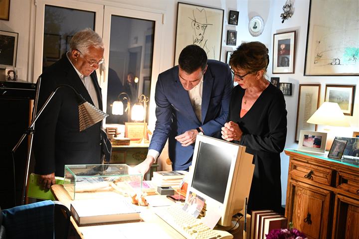 14/03/2023. Pedro Sánchez visita con António Costa la Casa-Museo de José Saramago. El presidente del Gobierno, Pedro Sánchez, el primer mini...
