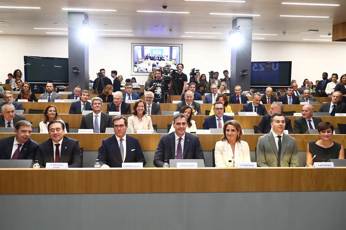 Pedro Sánchez, junto al presidente de la CEOE y varios miembros del Gobierno