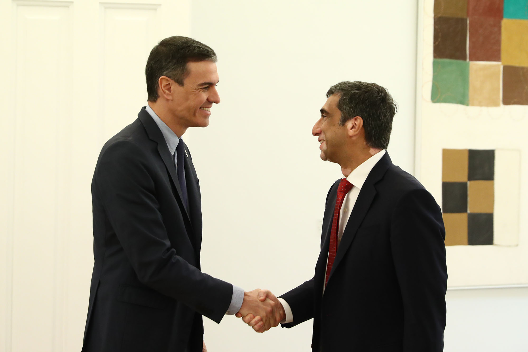 16/01/2023. Pedro Sánchez recibe al consejero delegado de GlobalLogic, Nitesh Banga. El presidente del Gobierno, Pedro Sánchez, saluda al co...
