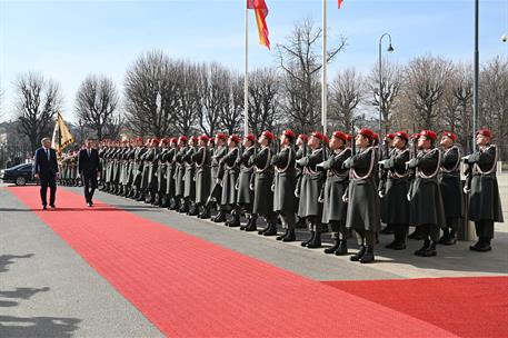 16/02/2023. Pedro Sánchez viaja a Austria. El presidente del Gobierno, Pedro Sánchez, es recibido con honores a su llegada a Austria, un via...