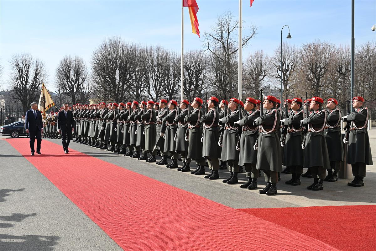 16/02/2023. Pedro Sánchez viaja a Austria. El presidente del Gobierno, Pedro Sánchez, es recibido con honores a su llegada a Austria, un via...