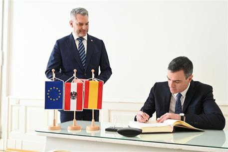 16/02/2023. Pedro Sánchez viaja a Austria. El presidente del Gobierno, Pedro Sánchez, firma en el libro de honor en presencia del canciller ...
