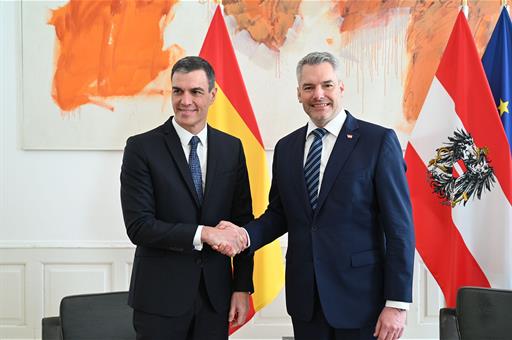 16/02/2023. Trip by Pedro Sánchez to Austria. The President of the Government of Spain, Pedro Sánchez, greets the Austrian Chancellor, Karl Nehammer