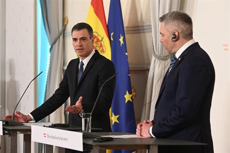 16/02/2023. Pedro Sánchez viaja a Austria. El presidente del Gobierno, Pedro Sánchez, durante su intervención jante los medios, junto al can...