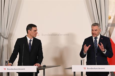 16/02/2023. Pedro Sánchez viaja a Austria. El canciller austríaco, Karl Nehammer, durante su intervención ante los medios, junto al presiden...