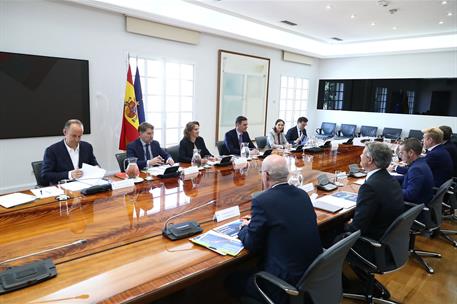 16/03/2023. Pedro Sánchez se reúne con representantes del sector de la automoción Aedive, Anfac y Sernauto. El presidente del Gobierno, Pedr...