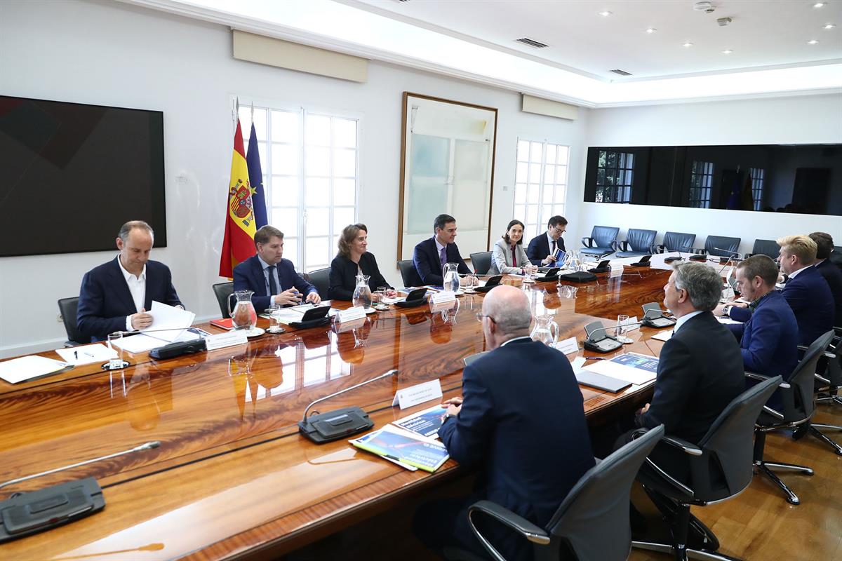 16/03/2023. Pedro Sánchez se reúne con representantes del sector de la automoción Aedive, Anfac y Sernauto. El presidente del Gobierno, Pedr...