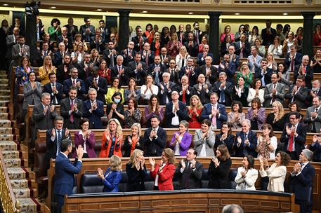 16/11/2023. Sesión de investidura de Pedro Sánchez (segunda jornada). Pedro Sánchez recibe el aplauso de la bancada socialista tras ser inve...