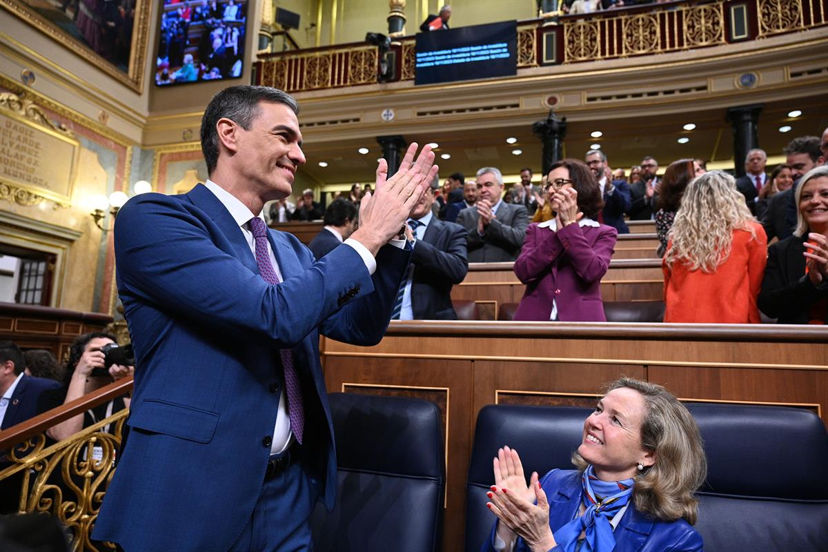 16/11/2023. Sesión de investidura de Pedro Sánchez (segunda jornada). Pedro Sánchez aplaude la bancada socialista tras ser investido preside...