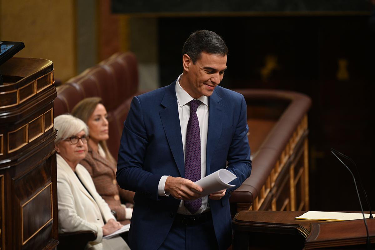 16/11/2023. Sesión de investidura de Pedro Sánchez (segunda jornada). Pedro Sánchez accede al atril durante una de sus réplicas en la segund...