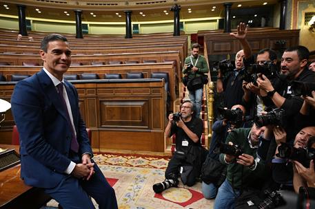 16/11/2023. Sesión de investidura de Pedro Sánchez (segunda jornada). Pedro Sánchez posa para los fotógrafos tras ser investido presidente d...