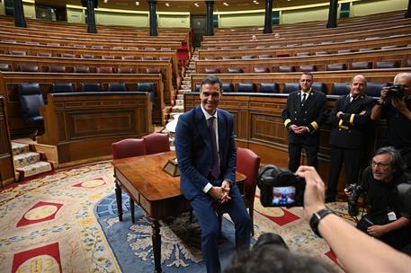 16/11/2023. Sesión de investidura de Pedro Sánchez (segunda jornada). Pedro Sánchez posa para los periodistas tras ser investido presidente ...