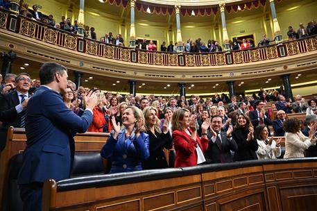 16/11/2023. Sesión de investidura de Pedro Sánchez (segunda jornada). Pedro Sánchez aplaude la bancada socialista tras ser investido preside...