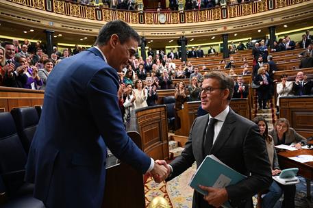 16/11/2023. Sesión de investidura de Pedro Sánchez (segunda jornada). El presidente del Gobierno, Pedro Sánchez, y el diputado y presidente ...