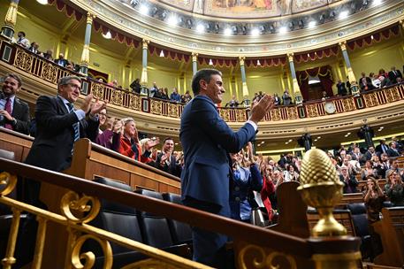 16/11/2023. Sesión de investidura de Pedro Sánchez (segunda jornada). Pedro Sánchez recibe el aplauso de la bancada socialista tras ser inve...