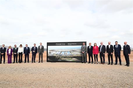 17/03/2023. Pedro Sánchez asiste al acto de inicio de la construcción de la gigafactoría de la empresa de baterías 'PowerCo'. Foto de famila...