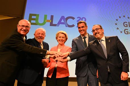 17/07/2023. Pedro Sánchez participa en la Cumbre UE-CELAC. El presidente del Gobierno, Pedro Sánchez, junto a la presidenta de la Comisión E...