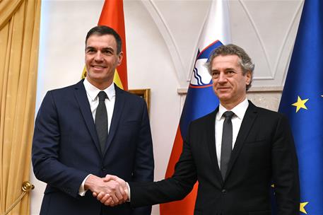 17/02/2023. Viaje del presidente del Gobierno a Eslovenia. El presidente del Gobierno, Pedro Sanchez, saluda al primer ministro de la Repúbl...
