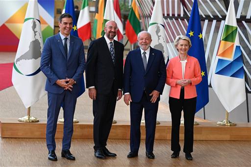 17/07/2023. Pedro Sánchez participa en la Cumbre UE-CELAC. El presidente del Gobierno durante la bienvenida a las delegaciones de los países...