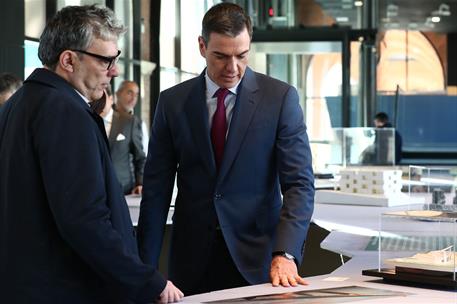 18/12/2023. Pedro S&#225;nchez inaugura la Casa de la Arquitectura. El presidente del Gobierno, Pedro S&#225;nchez, durante su visita a la exposici&#243;n ...