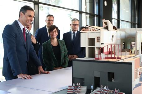 El presidente del Gobierno, Pedro Sánchez, durante su visita a la exposición
