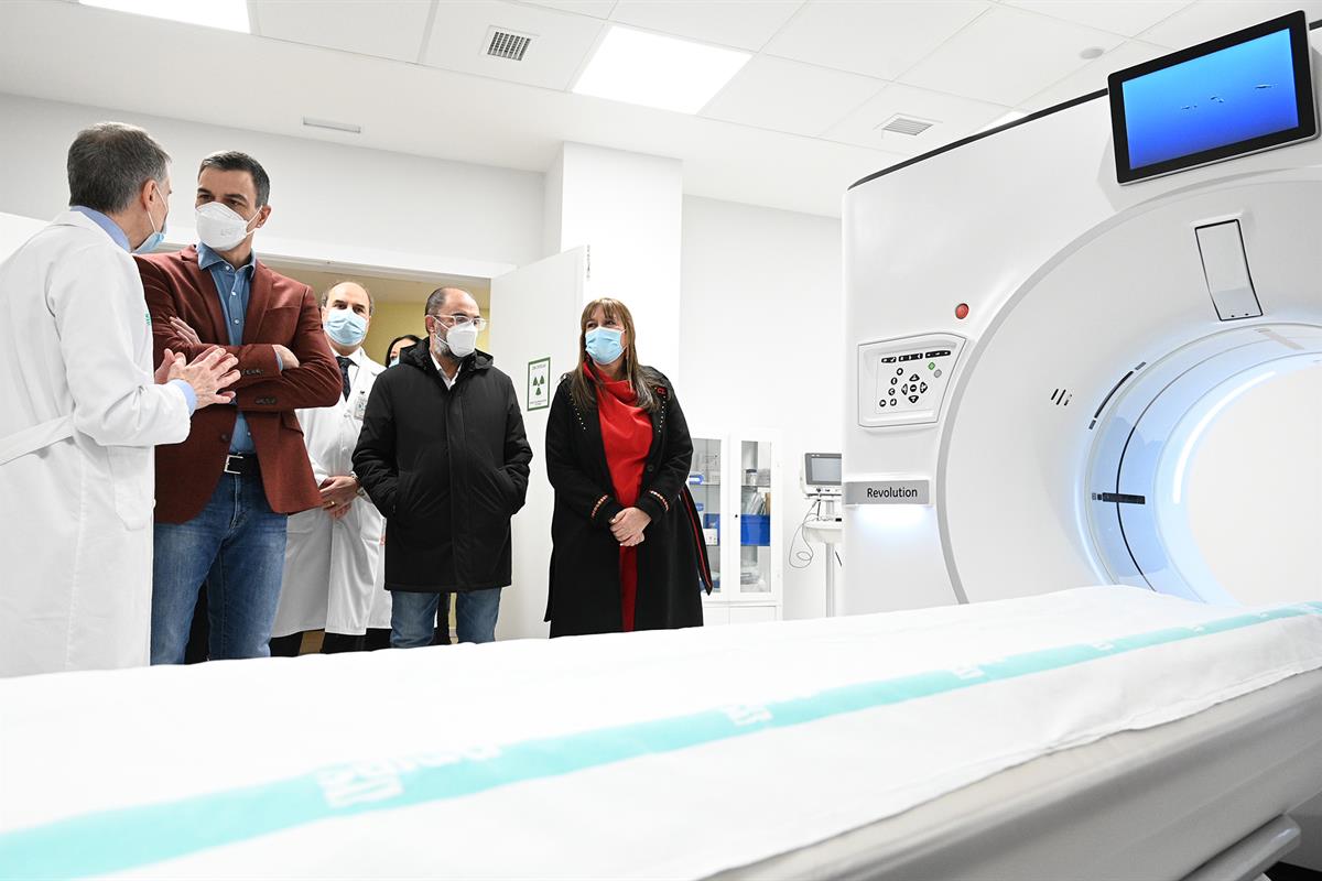 18/02/2023. Pedro Sánchez visita el Hospital Clínico Universitario Lozano Blesa, en Zaragoza. El presidente del Gobierno, Pedro Sánchez, jun...