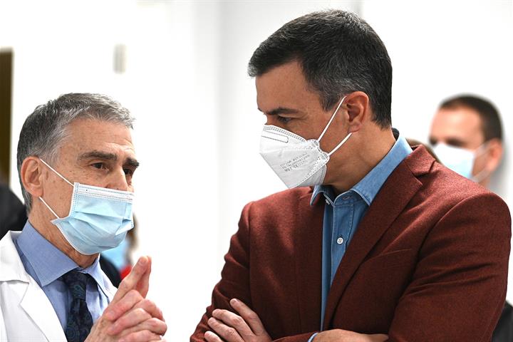 Pedro Sánchez, durante su visita el Hospital Clínico Universitario Lozano Blesa.