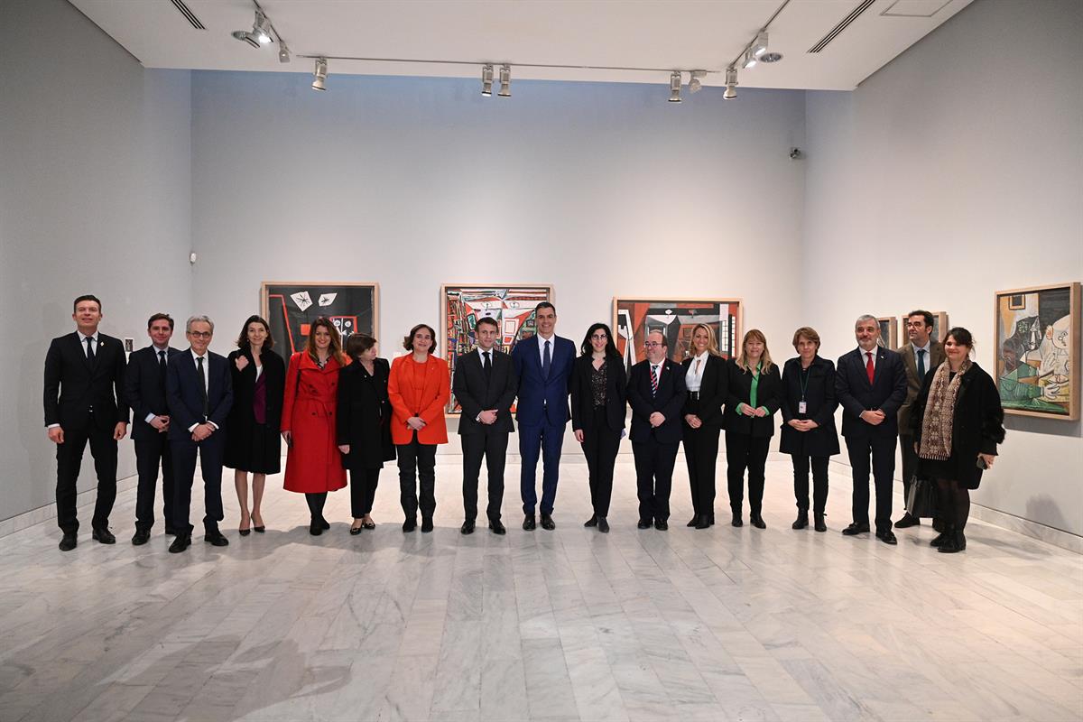 19/01/2023. XXVII Cumbre España-Francia - visita al Museo Picasso. Foto de familia de la visita al Museo Picasso, dentro del marco de la XXV...